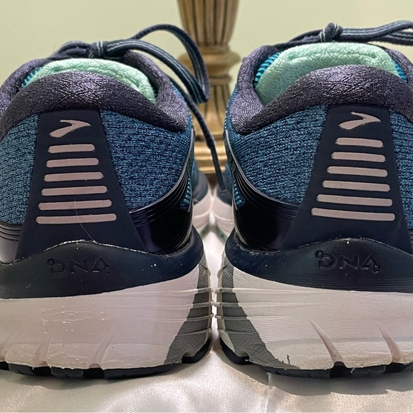 BROOKS WOMENS ADRENALINE GTS 18. Sz 8. EUC! Structured heel for foot stability! - Picture 4 of 8